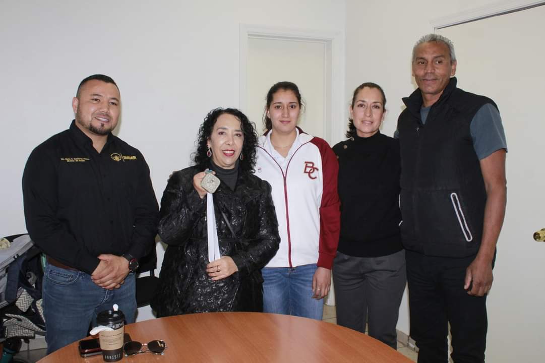 Entrega deportista rosaritense medalla a alcaldesa Araceli Brown