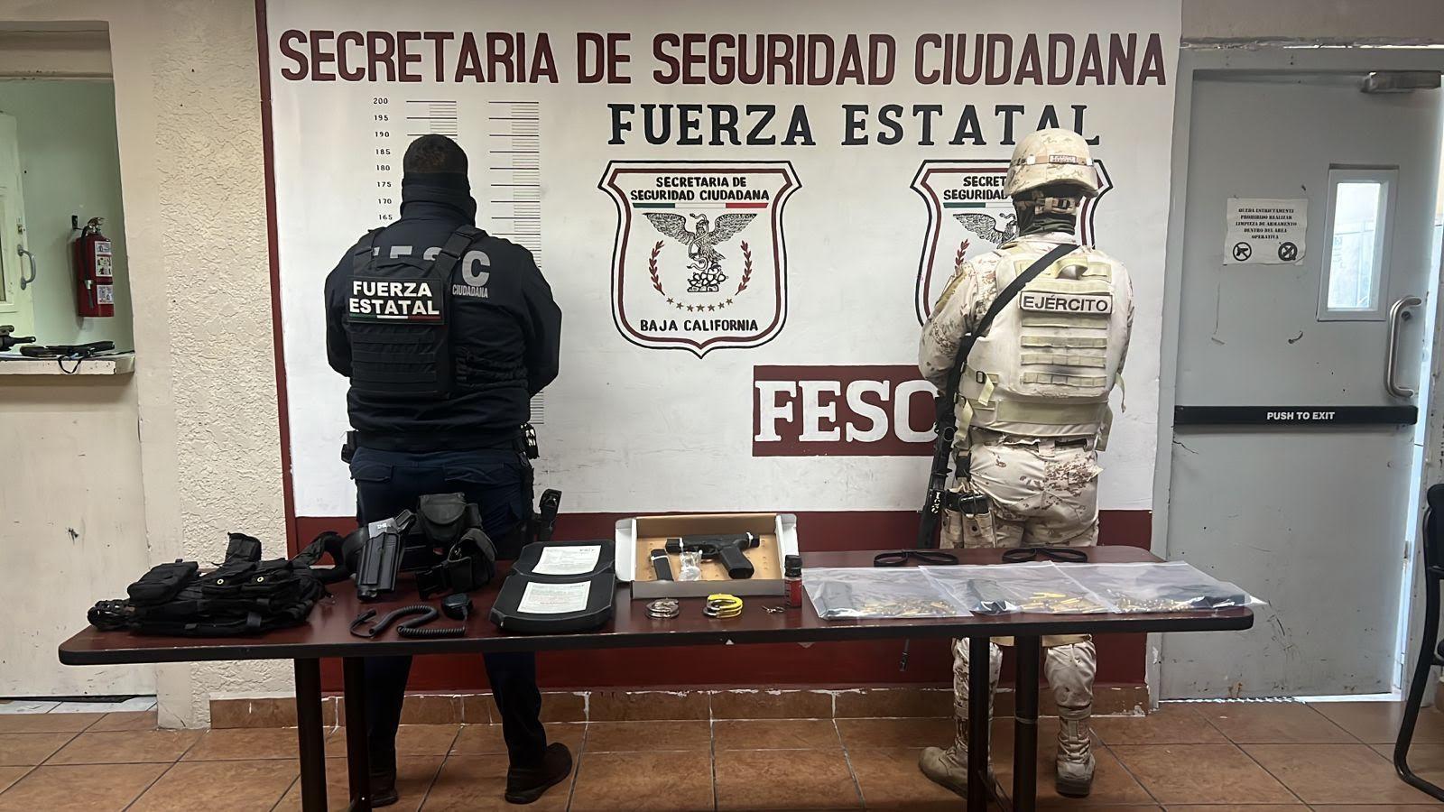 Aseguran Fuerza Estatal y SEDENA arma, cargadores, chaleco balístico y diversos artículos en camioneta abandonada