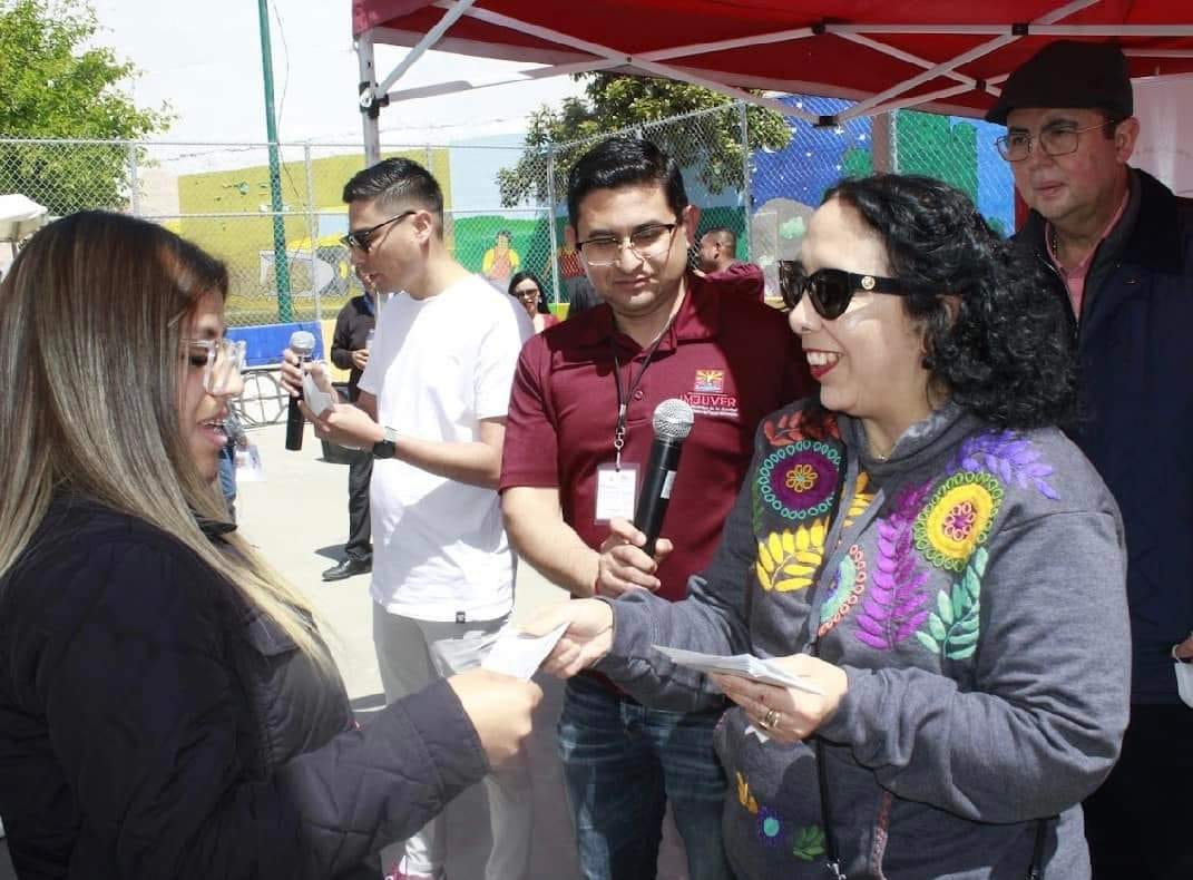 Entrega Araceli Brown becas a estudiantes universitarios y estímulos económicos