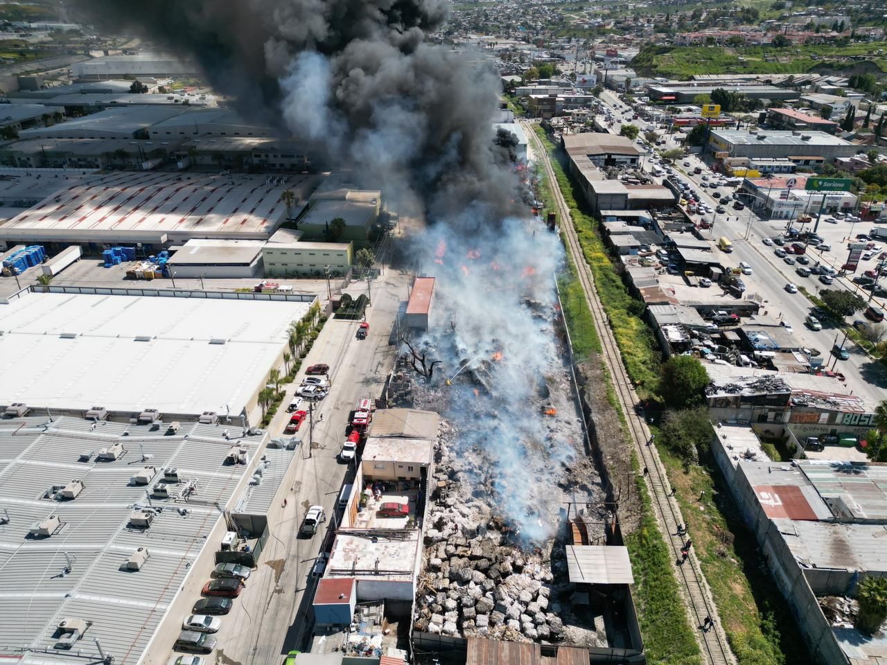 Evacúa bomberos de Tijuana a 337 ciudadanos por incendio en recicladora