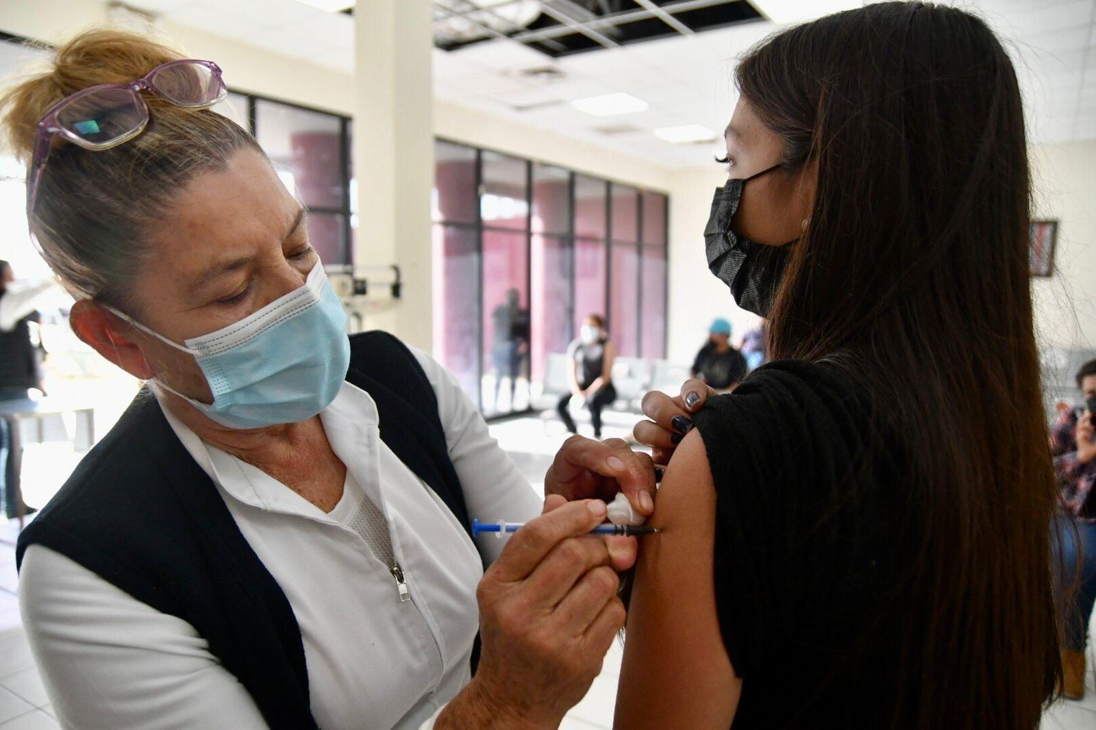 Invita sector salud a padres de familia a autorizar vacuna contra el VPH en sus hijas adolescentes