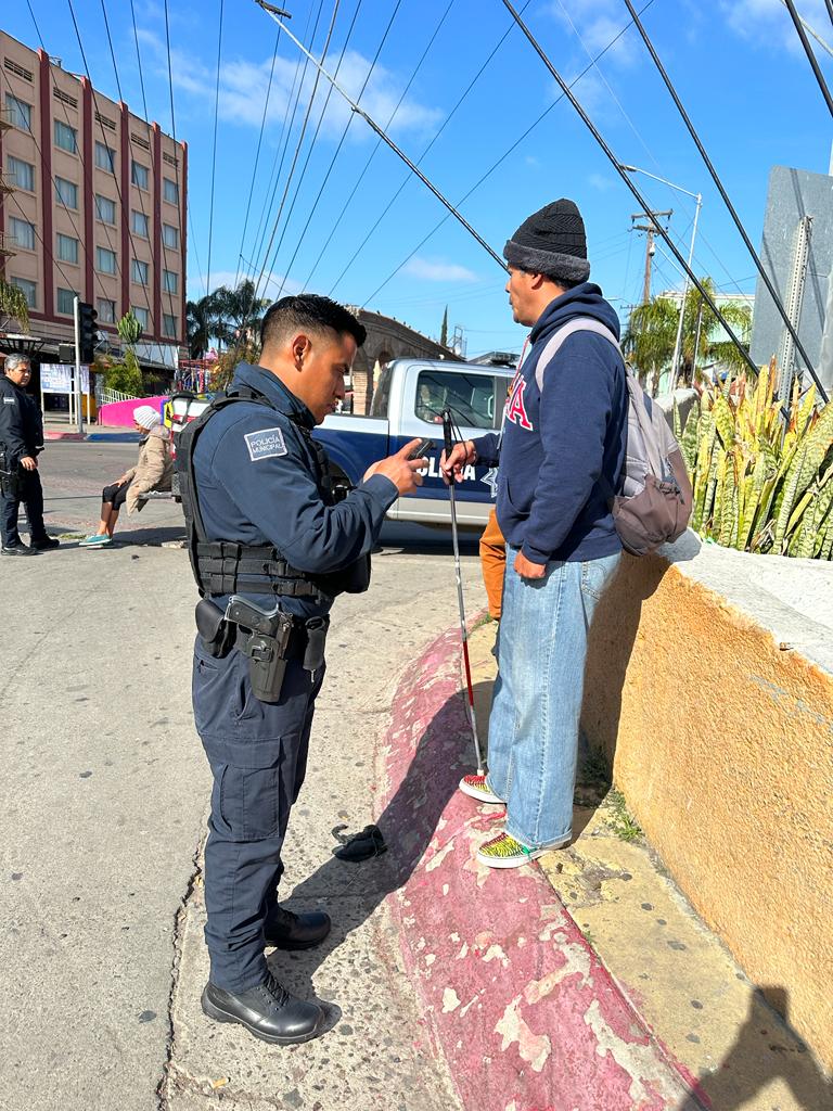 Apoya Policía Municipal a orientar a un hombre en Zona Centro