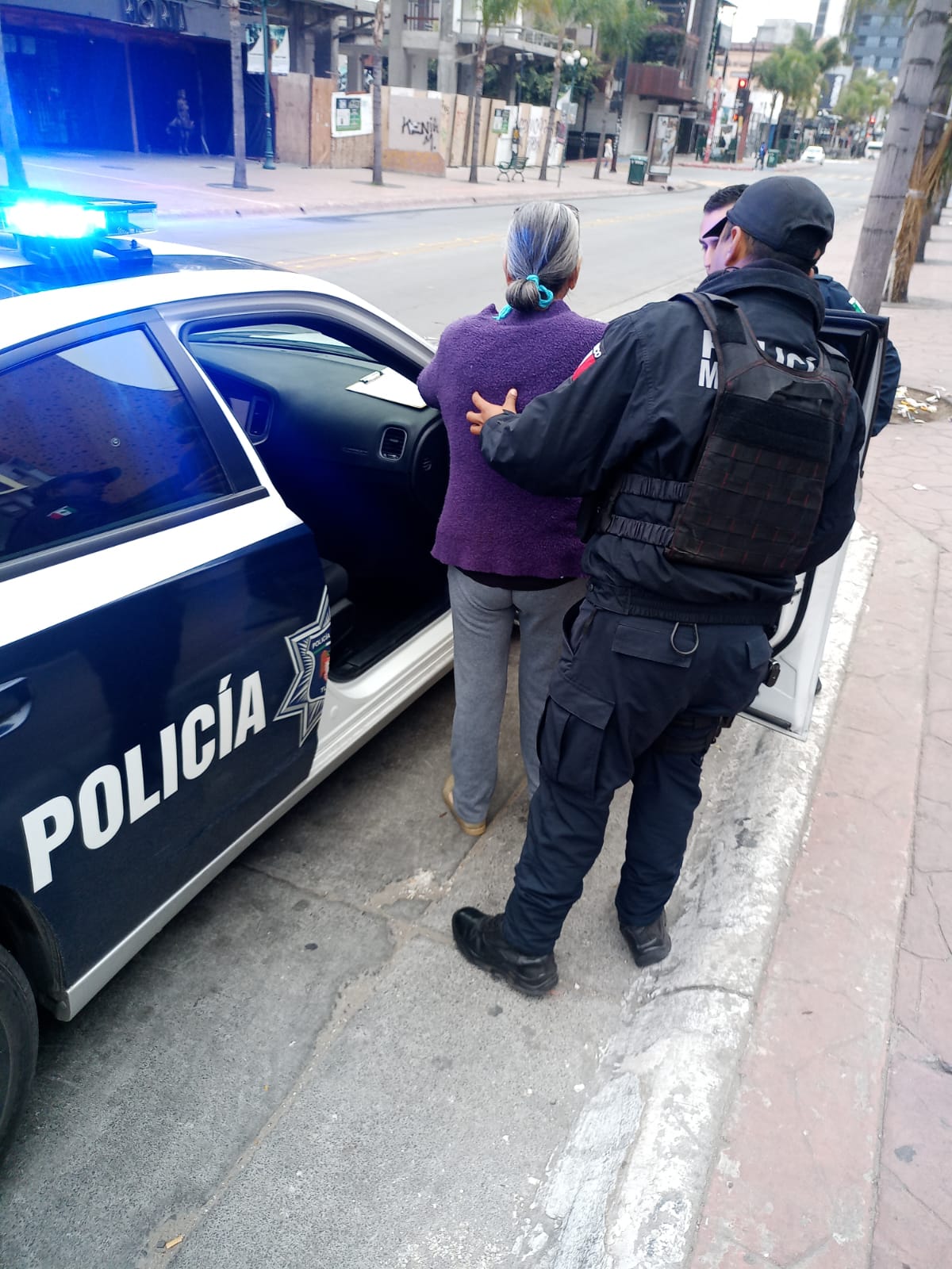 Policías Municipales auxilian mujer  de la tercera edad, para llegar a su lugar de destino