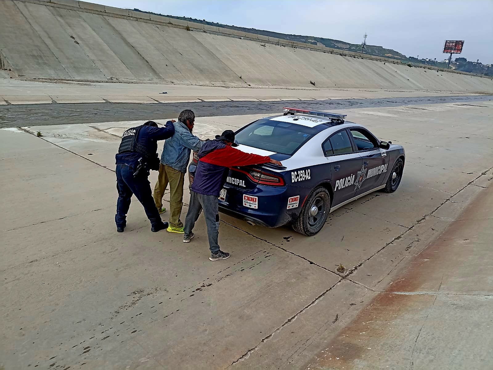 Policía Municipal continúa con los operativos preventivos en el interior de la canalización Río Tijuana