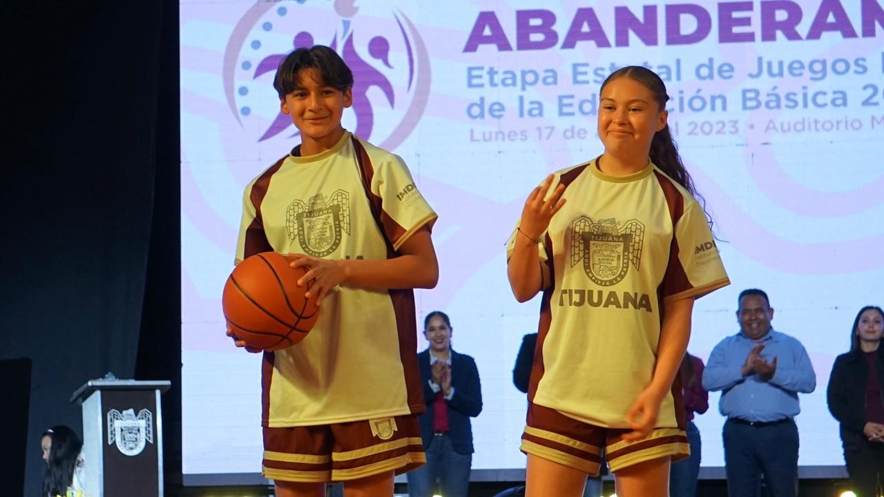 Abandera Gobierno de Tijuana a jóvenes deportistas rumbo a los juegos escolares estatales