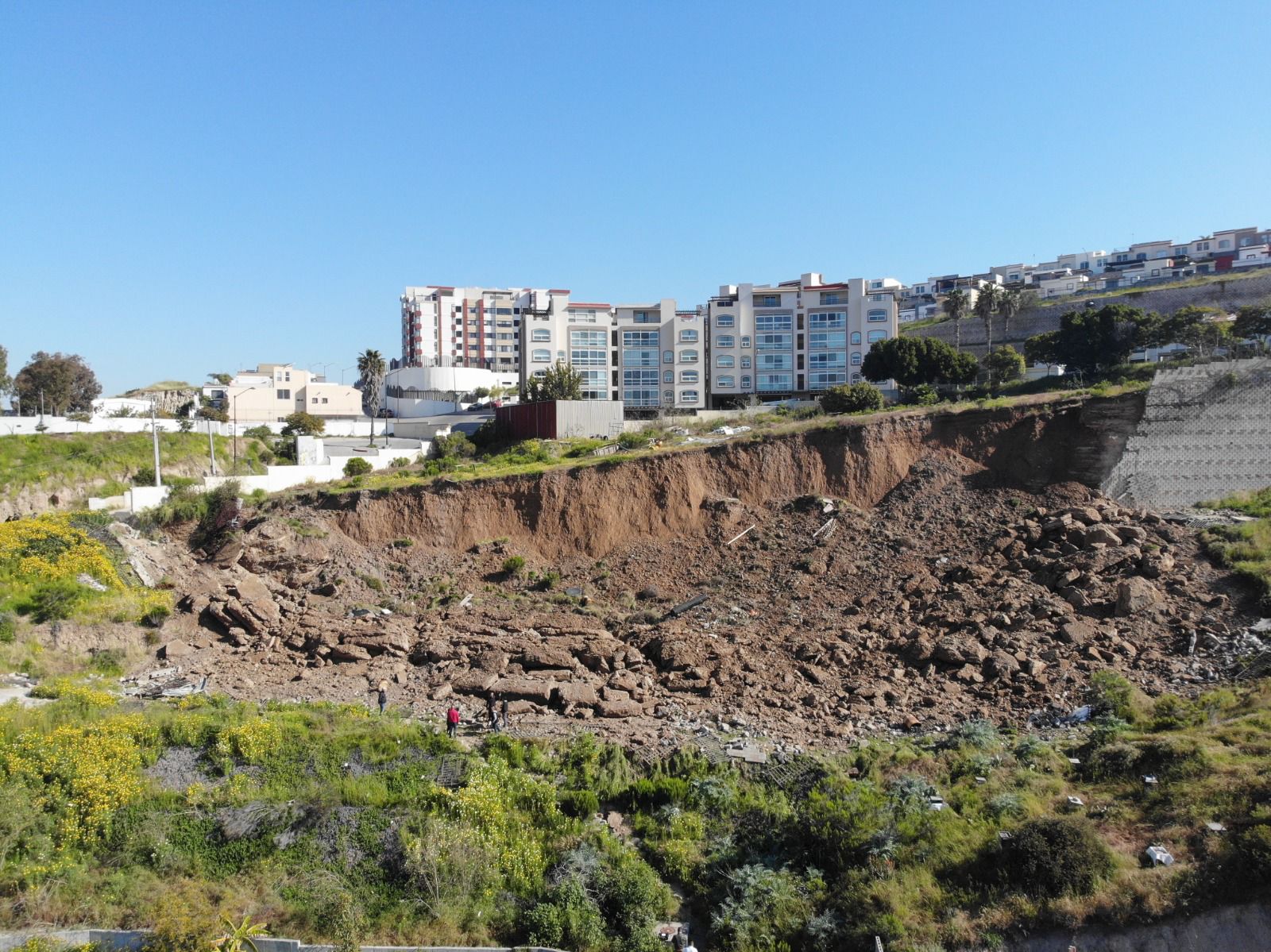 Atiende Protección Civil Tijuana colapso de muro de contención en colinas de Chapultepec