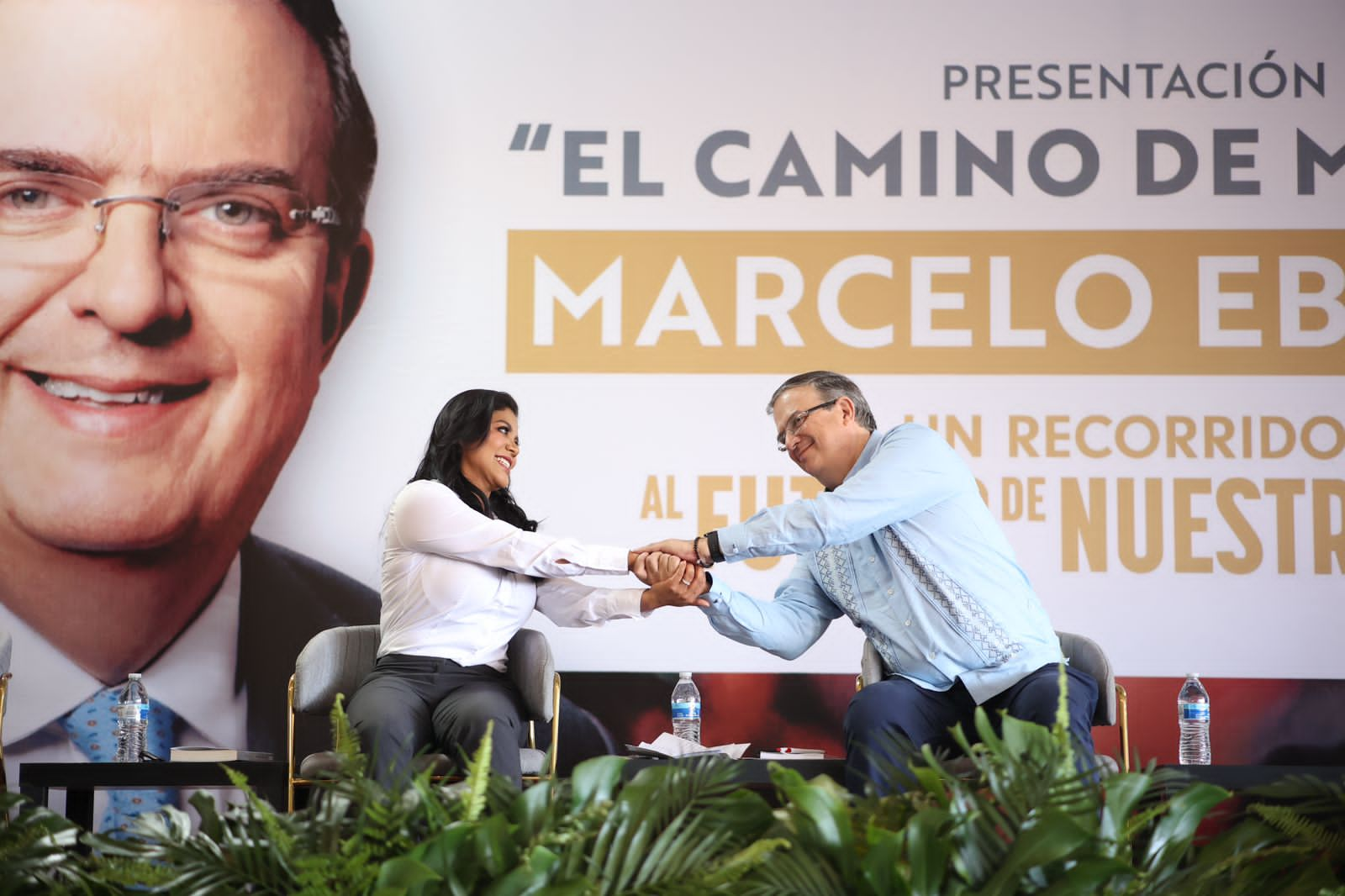 Marcelo Ebrard en Tijuana es respaldado por la alcaldesa Montserrat Caballero