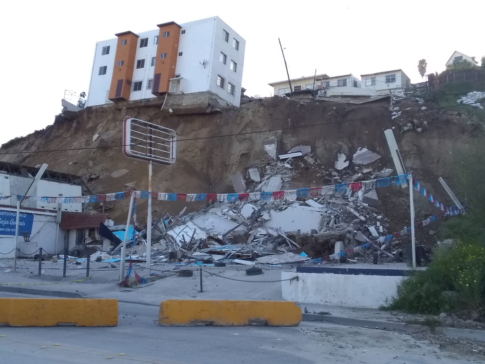 Colapsa 1er edificio del fraccionamiento la Sierra sobre el bulevar Cuauhtémoc sur