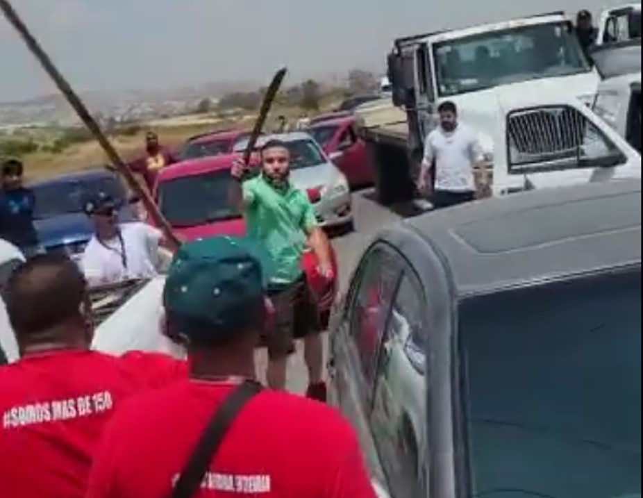 ¡SALVAJES! TAXISTAS DE ROJO Y NEGRO AGREDEN A CIUDADANO