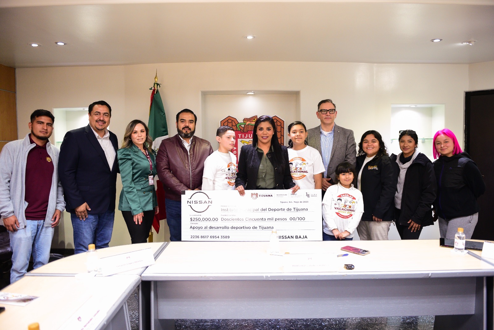 Recibe ayuntamiento donativo de Nissan baja para campamento deportivo de verano 2023