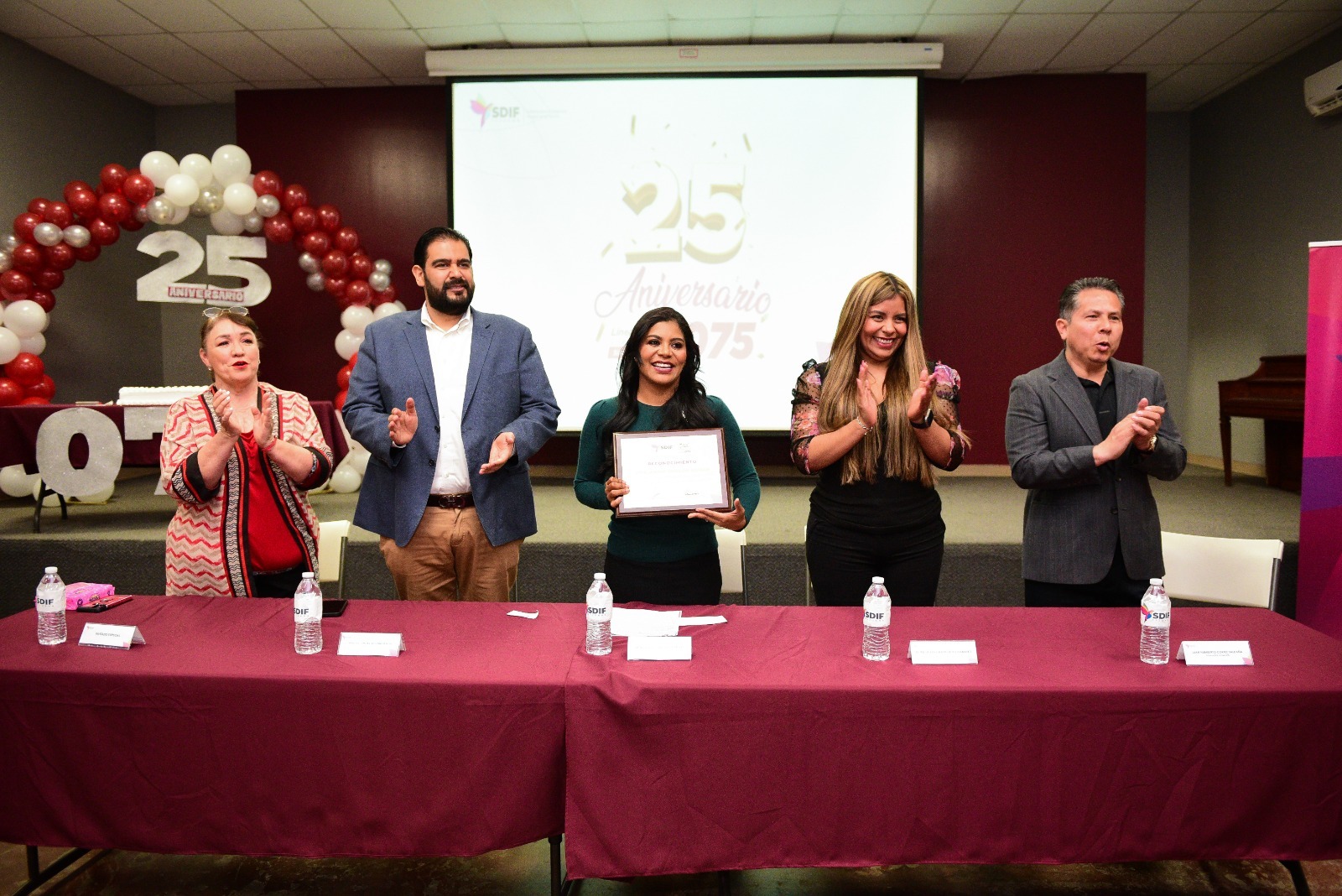 Conmemora alcaldesa Montserrat Caballero 25 años de la línea 075 del SDIF