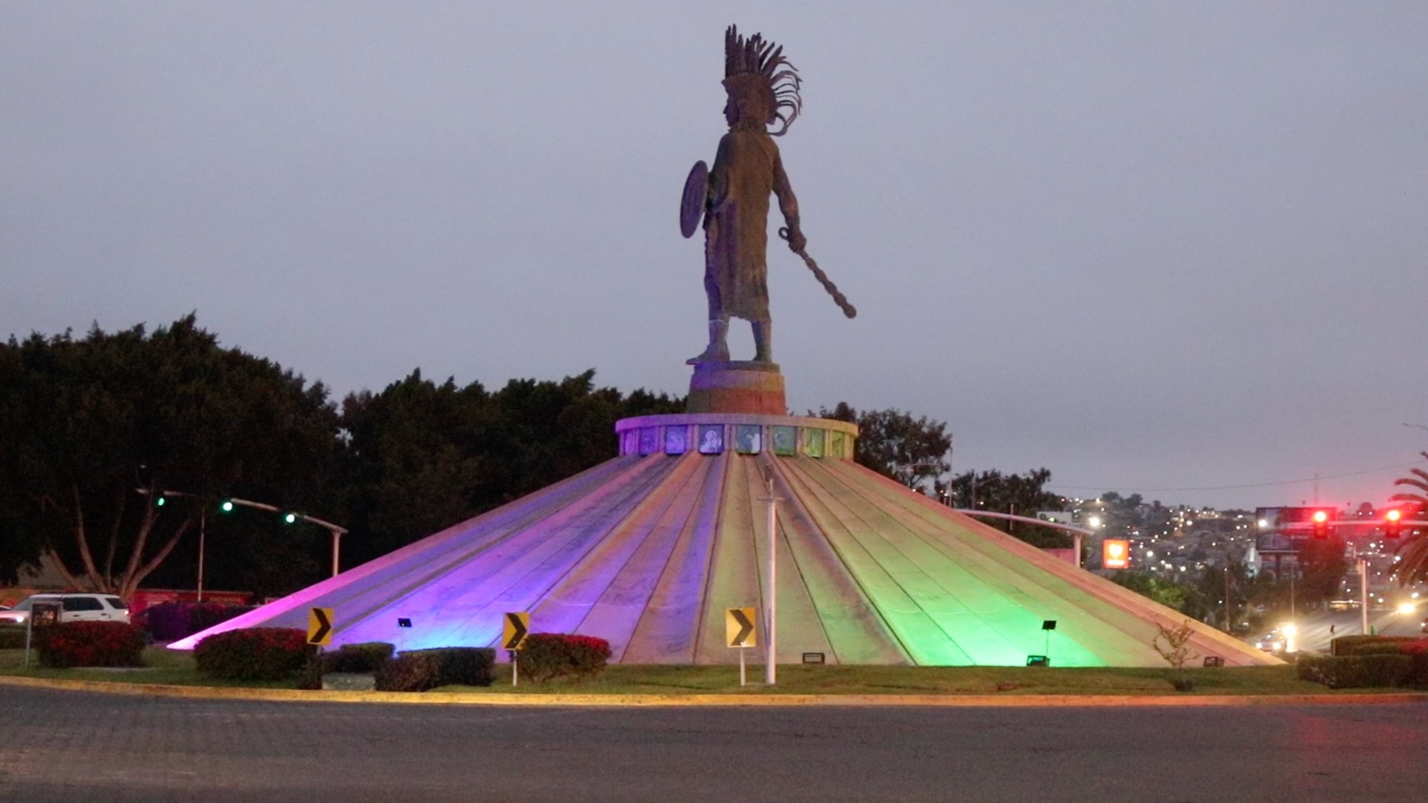 Palacio Municipal y monumentos emblemáticos de Tijuana se iluminaron con los colores de la bandera del orgullo LGBTTTIQ+