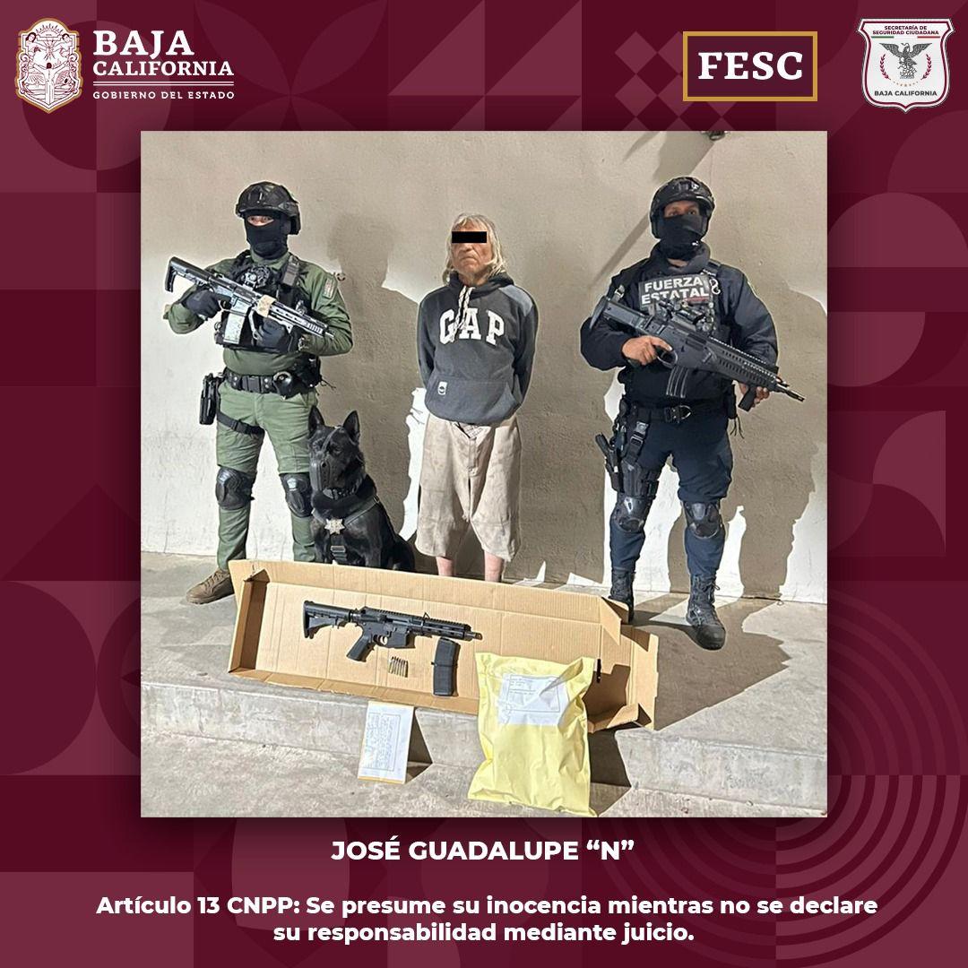 Aseguran FESC y Policía Municipal de Tijuana a individuo con fusil de asalto