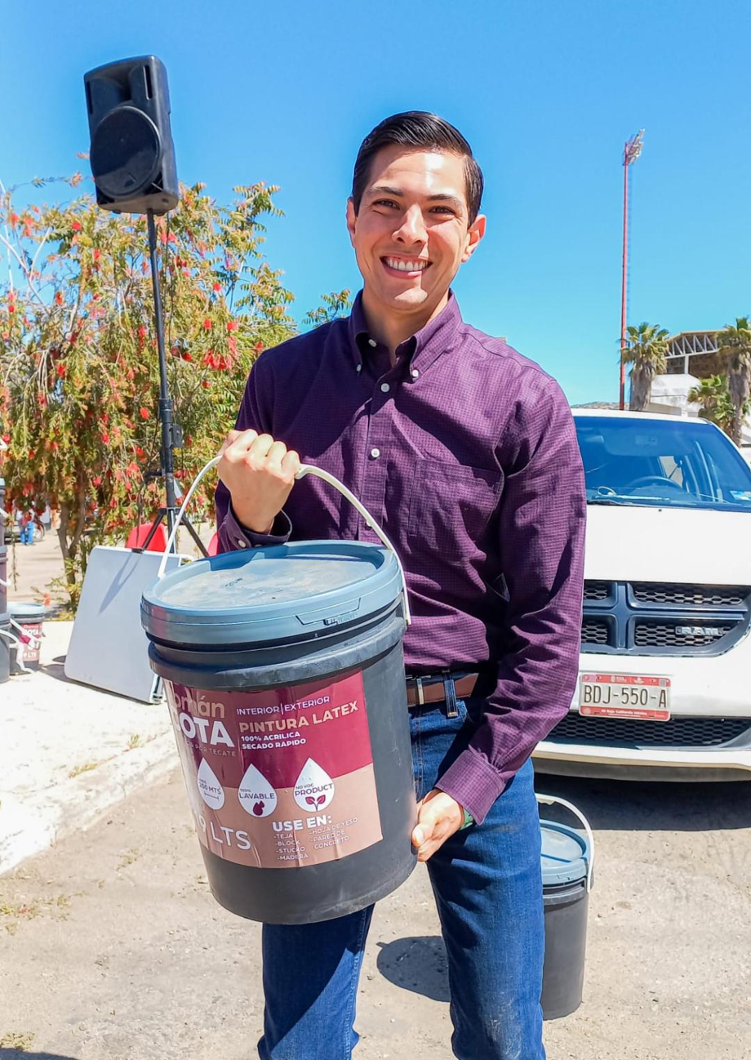 Sigue Román Cota con la entrega de materiales para mejorar el hogar de tecatenses