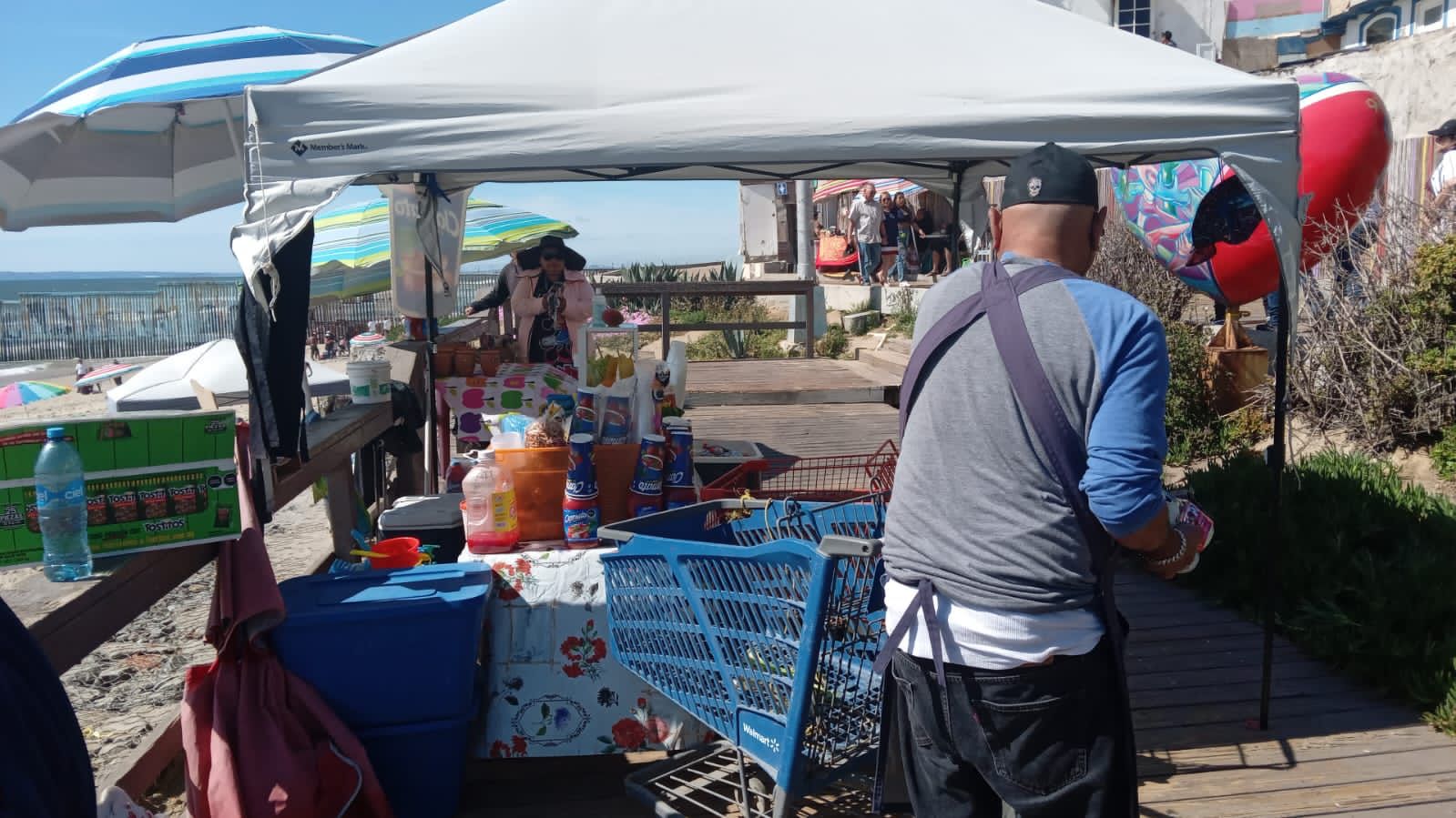 Retira Ayuntamiento de Tijuana puestos con venta de alcohol en área del malecón