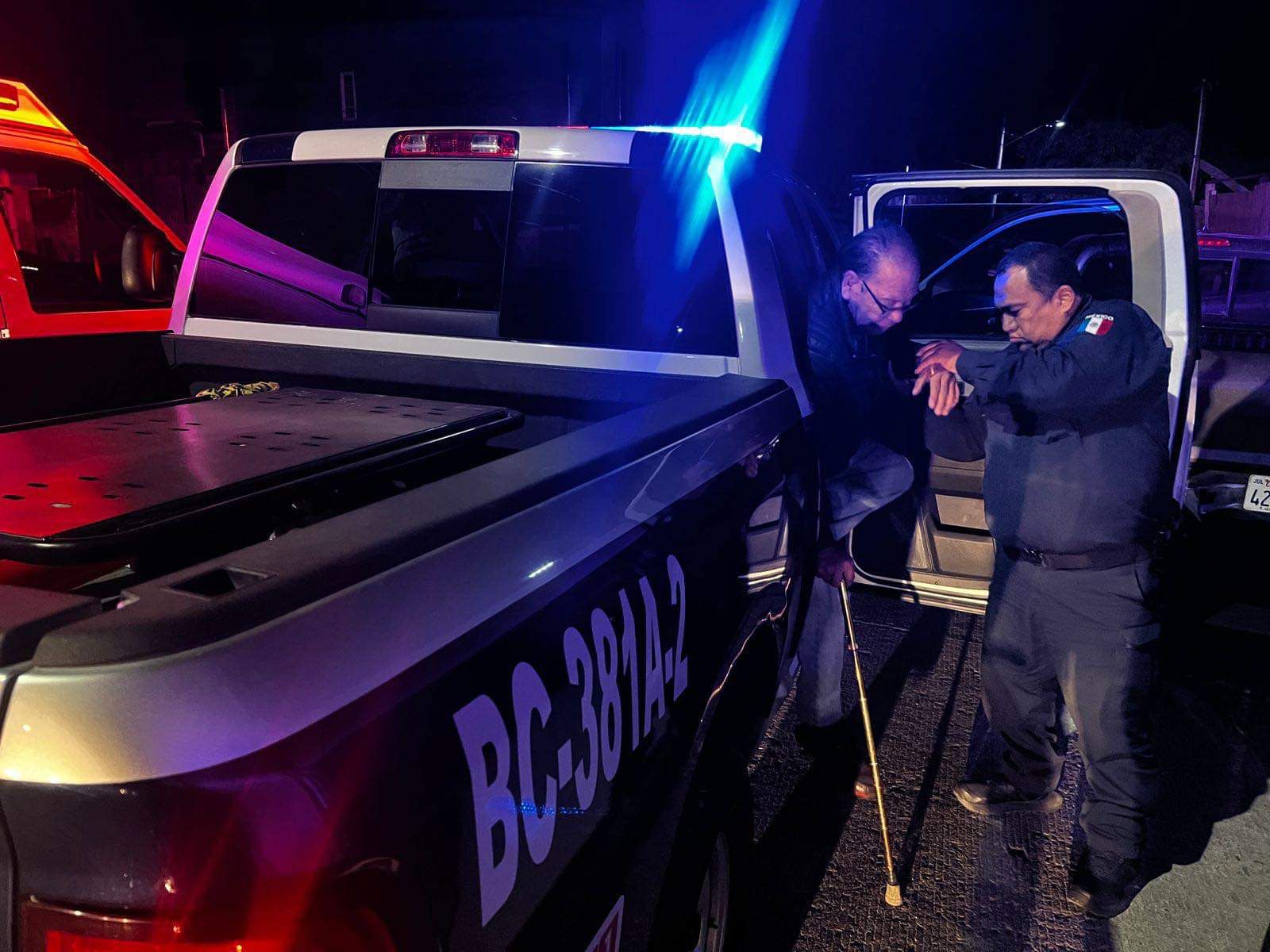 Agentes municipales auxilian a ciudadano de la tercera edad