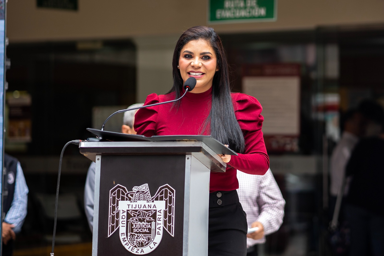 Montserrat Caballero entrega 240 créditos a integrantes de la comunidad LGBTTTIQ+ y a mujeres emprendedoras