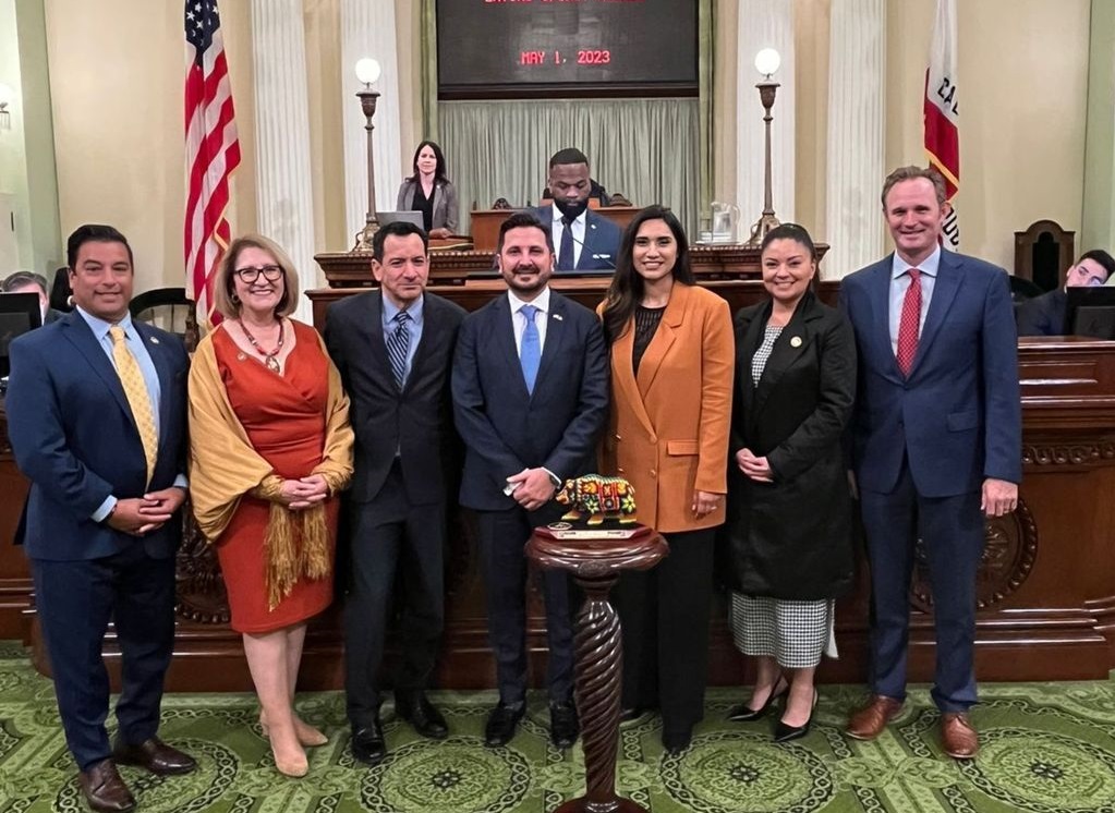 RECIBE DIRECTOR DE ASUNTOS BINACIONALES DE GOBIERNO DEL ESTADO DISTINCIÓN DEL CONGRESO DE CALIFORNIA