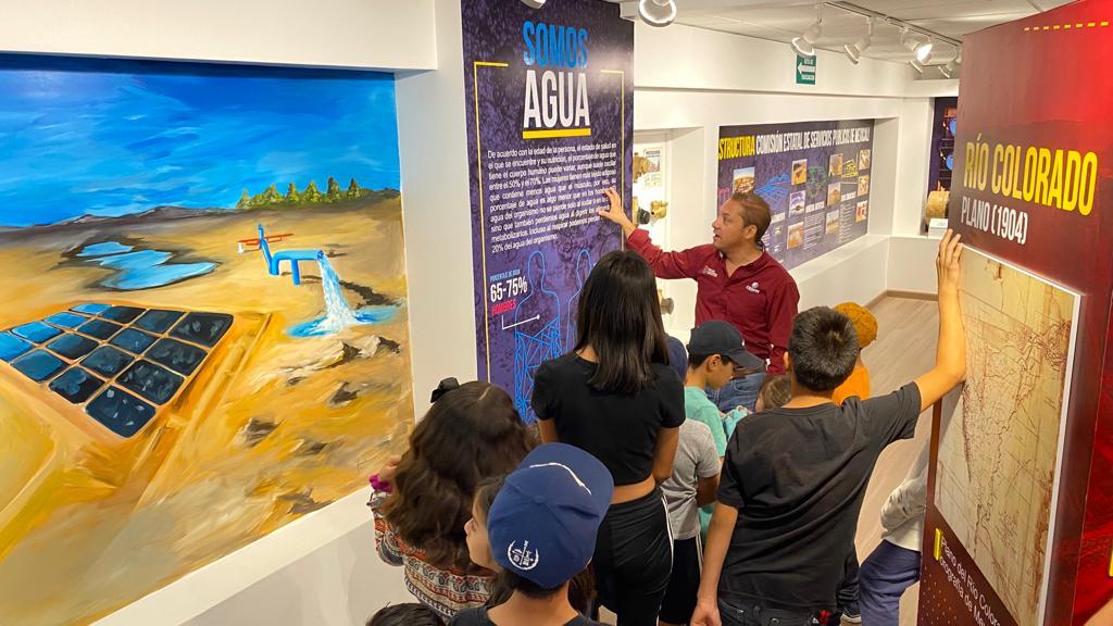 Recorren niños y niñas de CAVIM el museo del agua de CESPM en el centro histórico de Mexicali