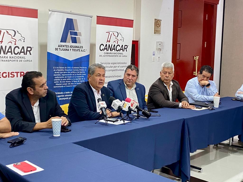 Pierde industria 100 millones de dólares cada 3 horas por lentos cruces