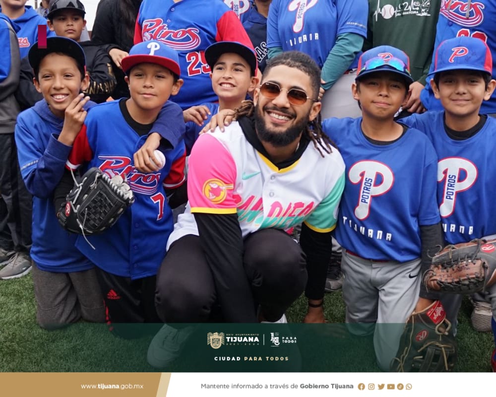 Convive Fernando Tatís jr. con peloteritos en Tijuana