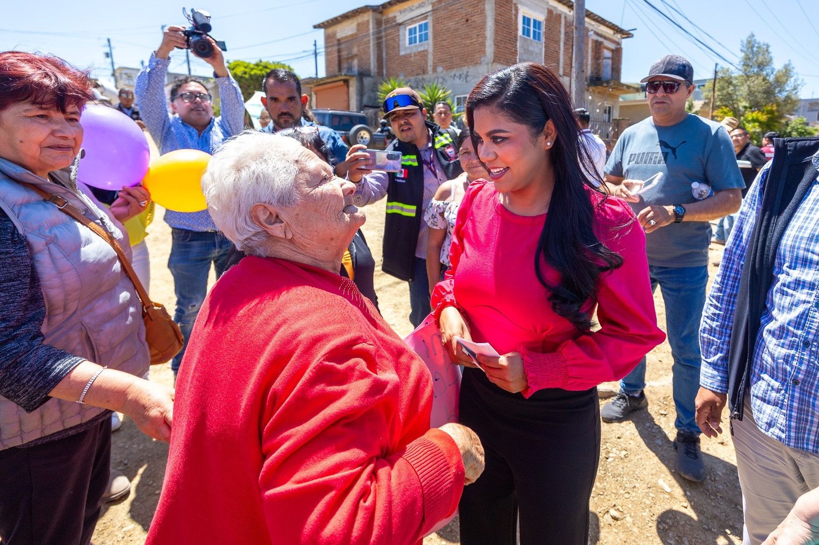 Después de más de 50 años de espera, vecinos de “La Lázaro” tendrán su calle pavimentada: Montserrat Caballero