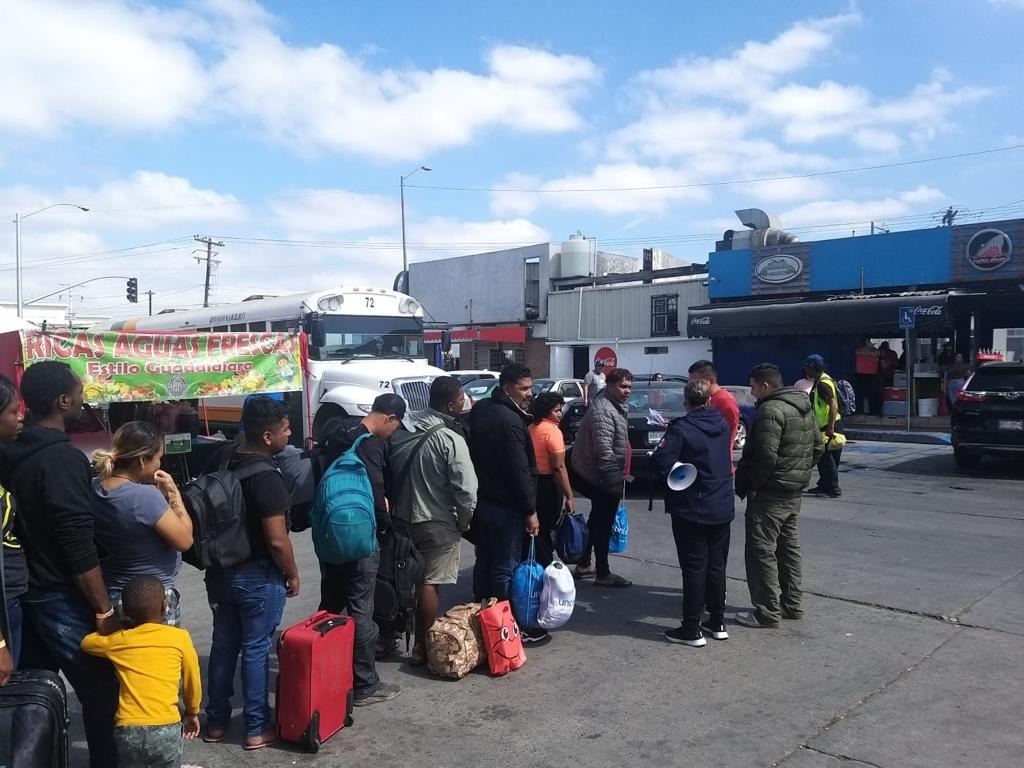 Trasladan a migrantes de unidad reforma al centro integrador Carmen Serdán