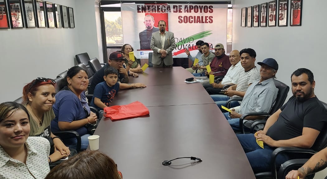 Regidor David Ruvalcaba hace entrega de apoyos en beneficio de los ciudadanos