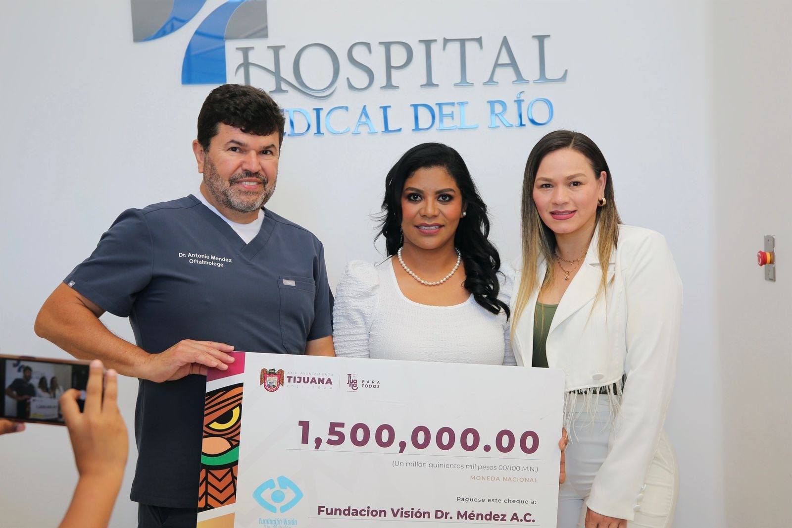 Entrega alcaldesa 1.5 MDP a fundación visión dr. Méndez para realizar cirugías de cataratas