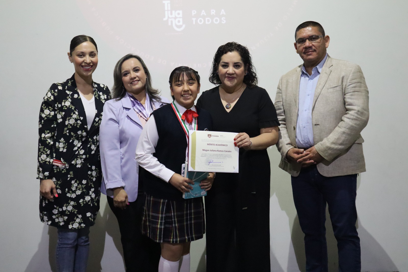 XXIV Ayuntamiento entrega medallas al mérito académico a alumnos destacados de escuelas municipales