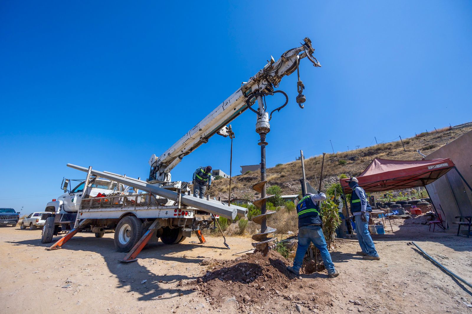 Gobierno de Montserrat Caballero ejecuta obra de electrificación en colonia El Manantial