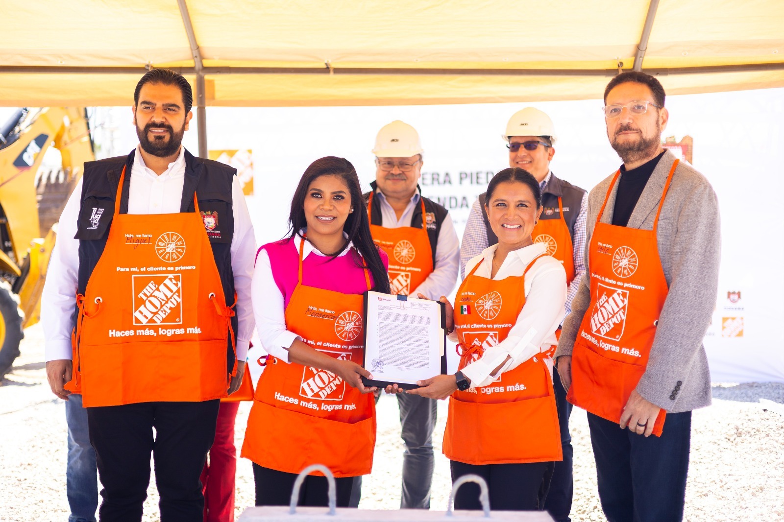 Alcaldesa Montserrat Caballero coloca primera piedra de tienda The Home Depot en zona de Santa Fe