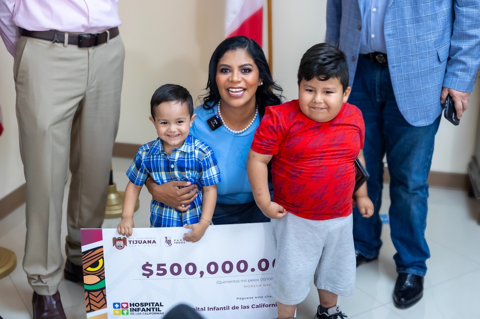 Entrega alcaldesa de Tijuana medio millón de pesos a Hospital Infantil de las Californias