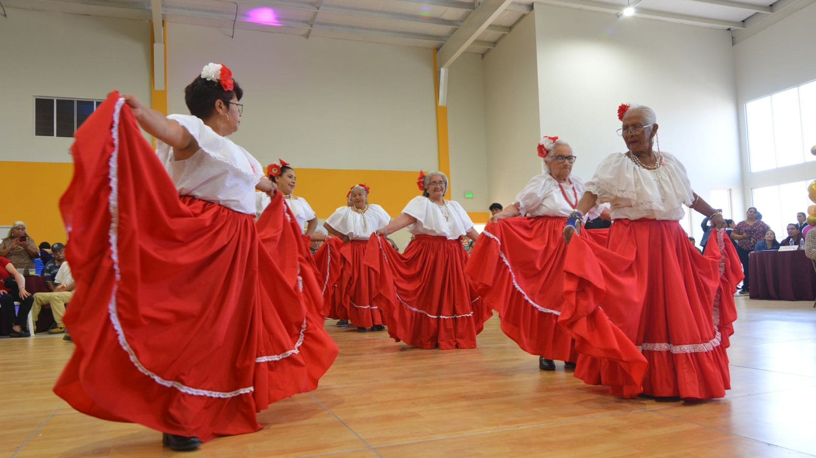 FESTEJAN MÁS DE 600 ASISTENTES EL PRIMER BAILE DE LAS PERSONAS MAYORES DE DIF BAJA CALIFORNIA