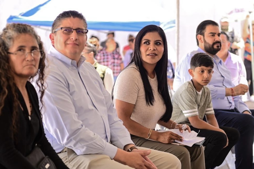 Caballero avala libros de texto gratuitos en el Estado: “La educación tiene que avanzar”