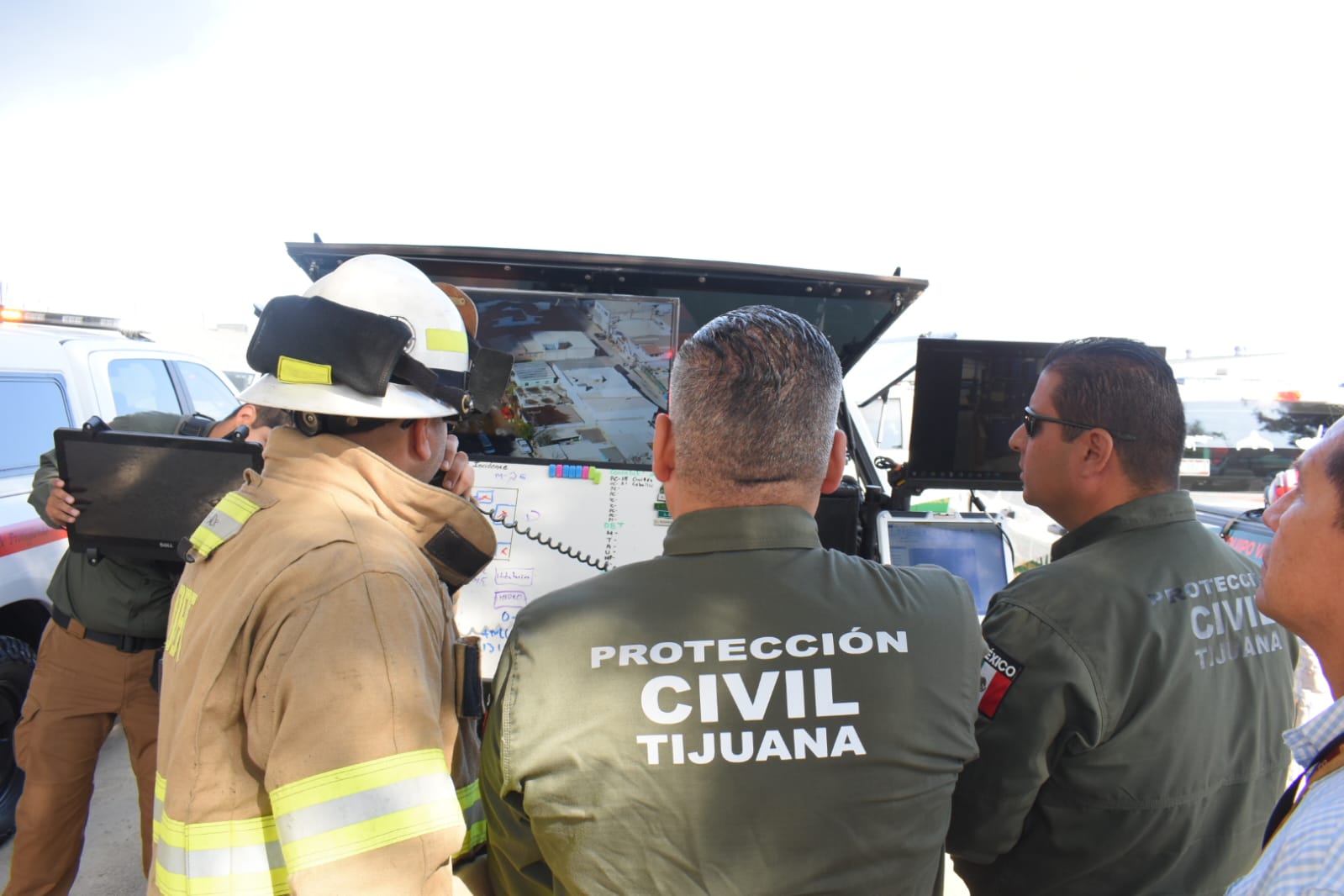 Contienen cuerpos de emergencia incendio en industria de la mesa