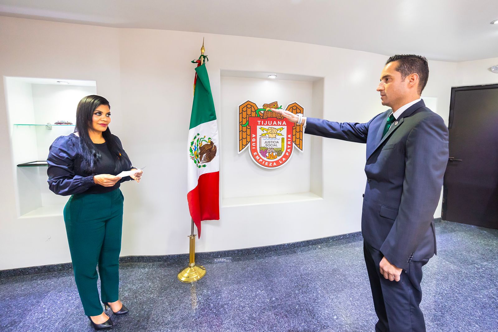 Alcaldesa Montserrat Caballero toma protesta a Gastélum Rivera como nuevo secretario particular de presidencia