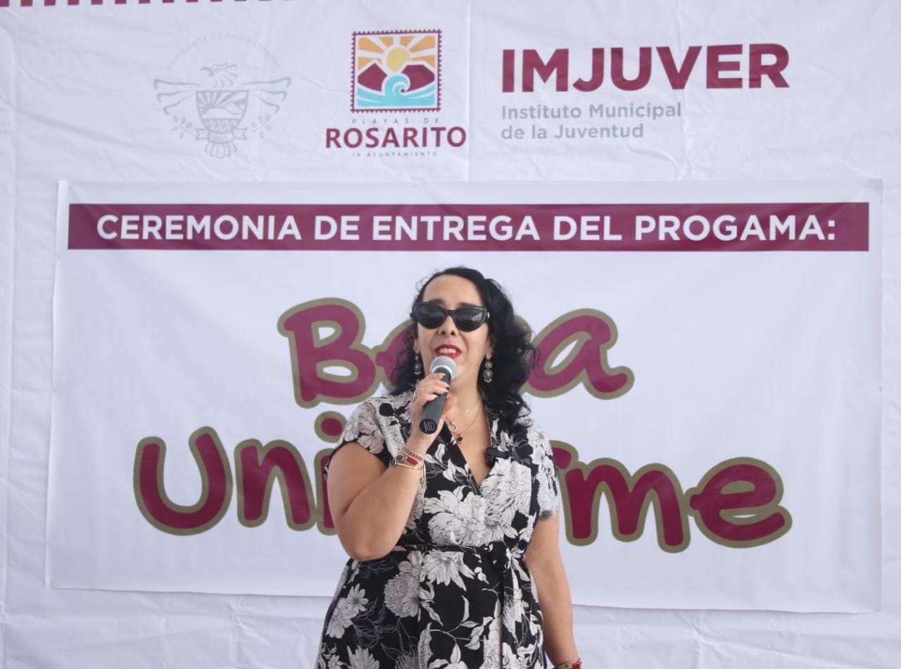 Entrega Araceli Brown 438 vales de uniformes a estudiantes de secundaria y preparatoria