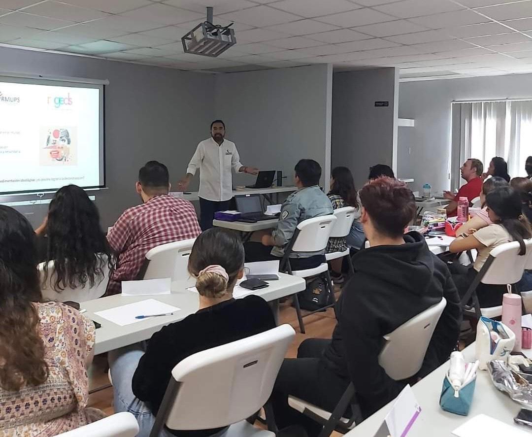 Concientizan a universitarios sobre prejuicios sociales a través de taller