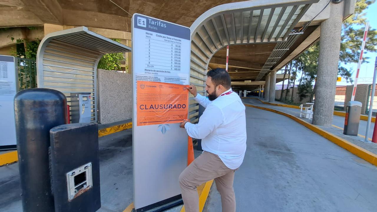 Clausura Ayuntamiento de Tijuana estacionamiento del aeropuerto