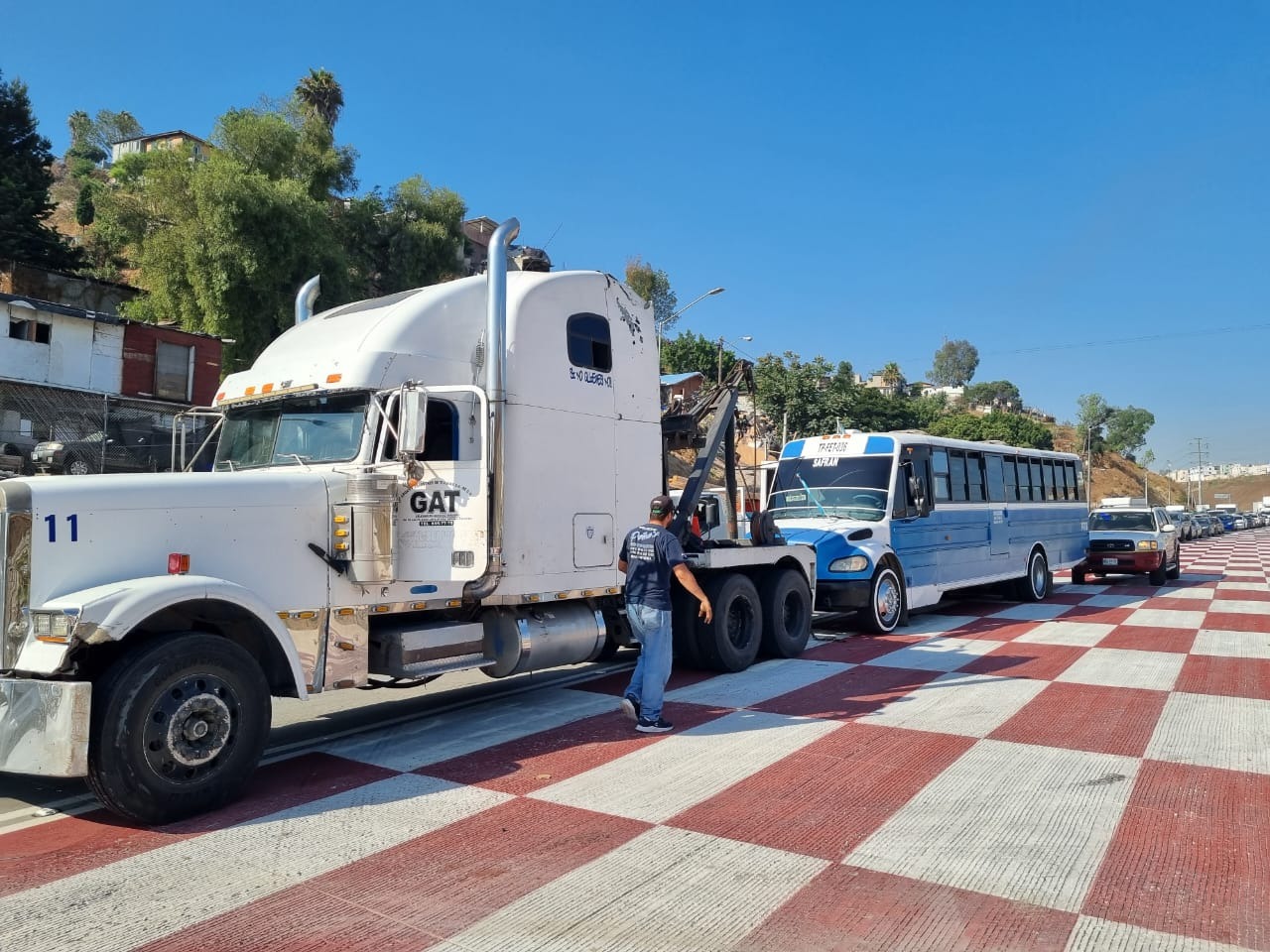 Remolca Ayuntamiento de Tijuana autobús que invade carril de rampa de Frenado