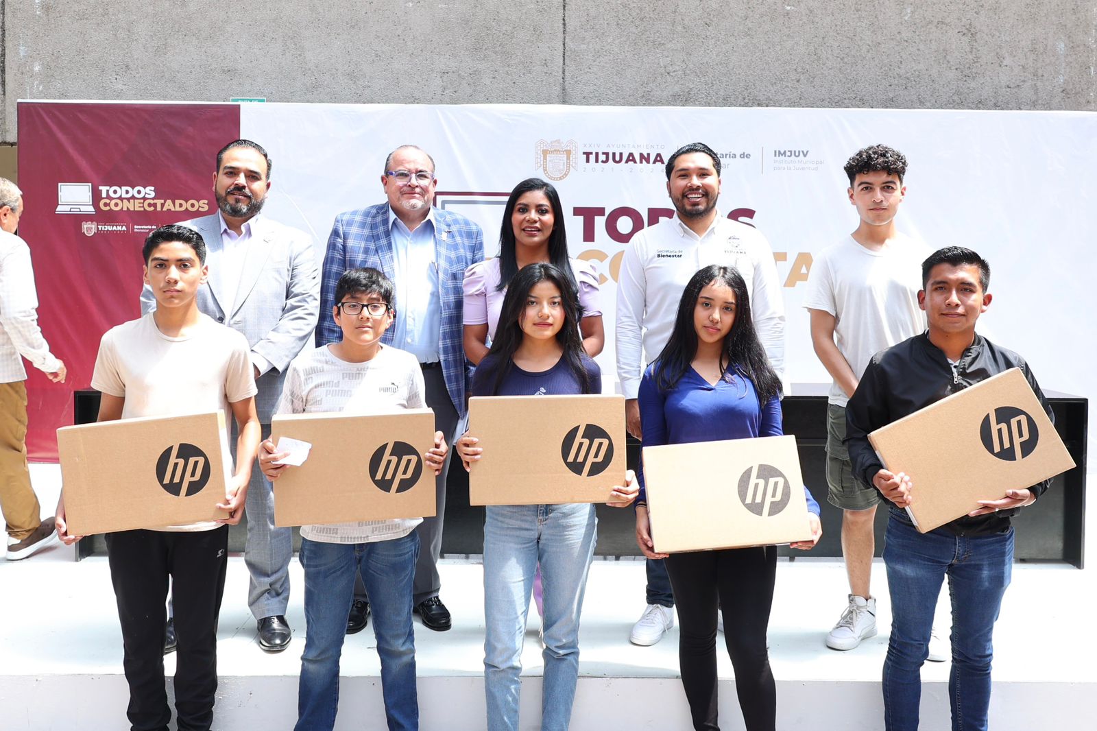 Montserrat Caballero entrega 200 laptops a jóvenes estudiantes a través de “Todos conectados”