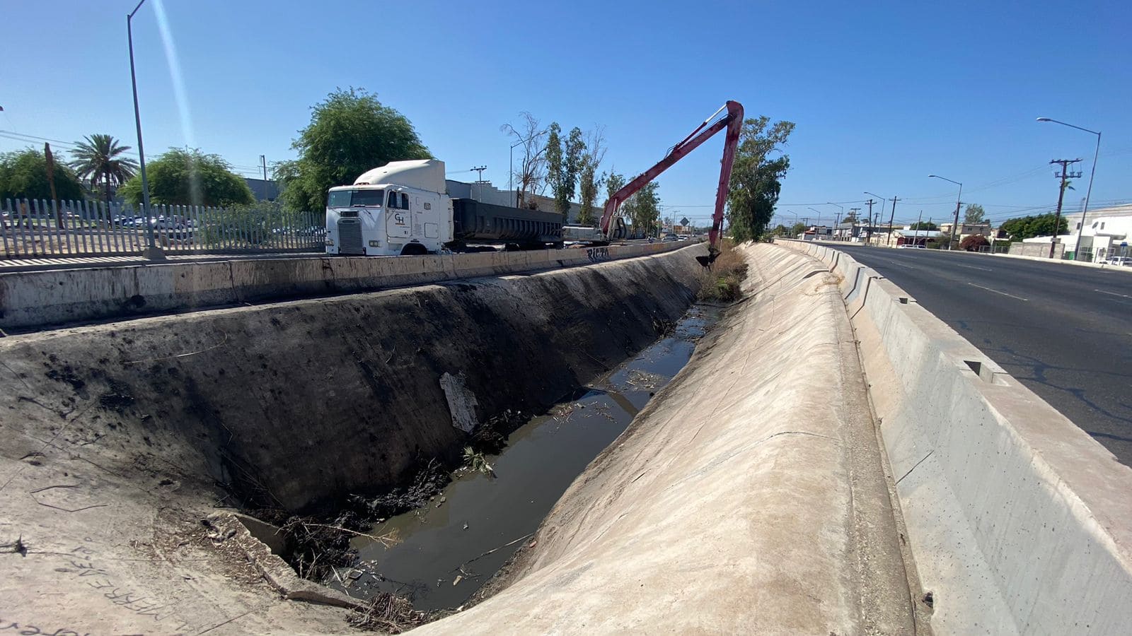 REALIZA CESPM DESAZOLVE EN EL DRENAJE GÓMEZ MORÍN