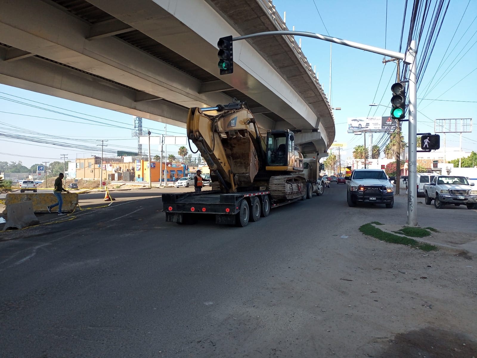 TRABAJA CESPT EN LA REHABILITACIÓN DE UN POZO DE VISITA DEL COLECTOR INDUSTRIAL EN TIJUANA