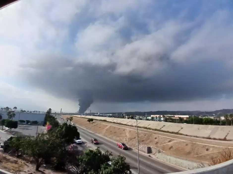 Evacúan a 54 empleados por fuerte incendio en una fábrica de esponjas en Tijuana