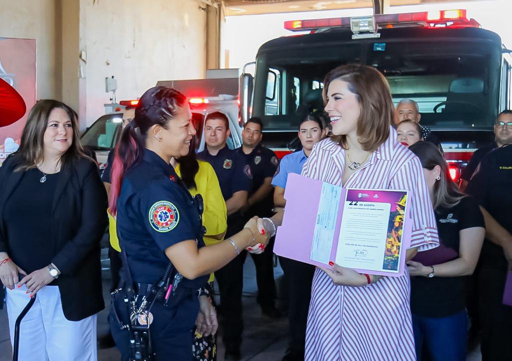 Marina del Pilar celebra a bomberos en su dia