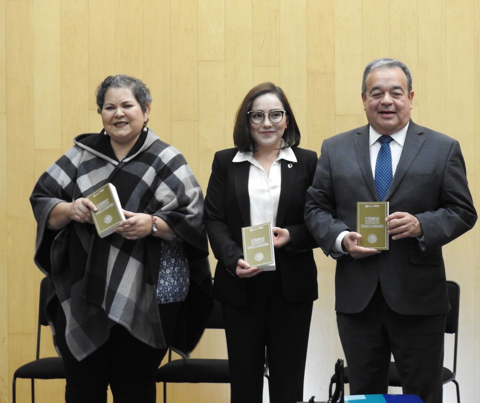 Presentan la primera copia impresa del Nuevo Código Nacional de Procedimientos Civiles y Familiares