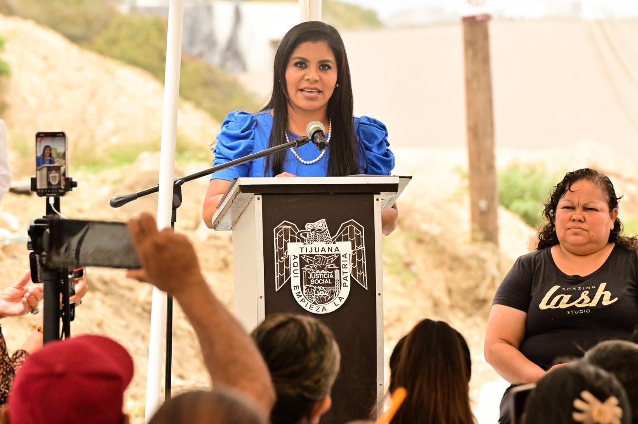 Alcaldesa de Tijuana continúa con la inauguración de calles prometidas en campaña