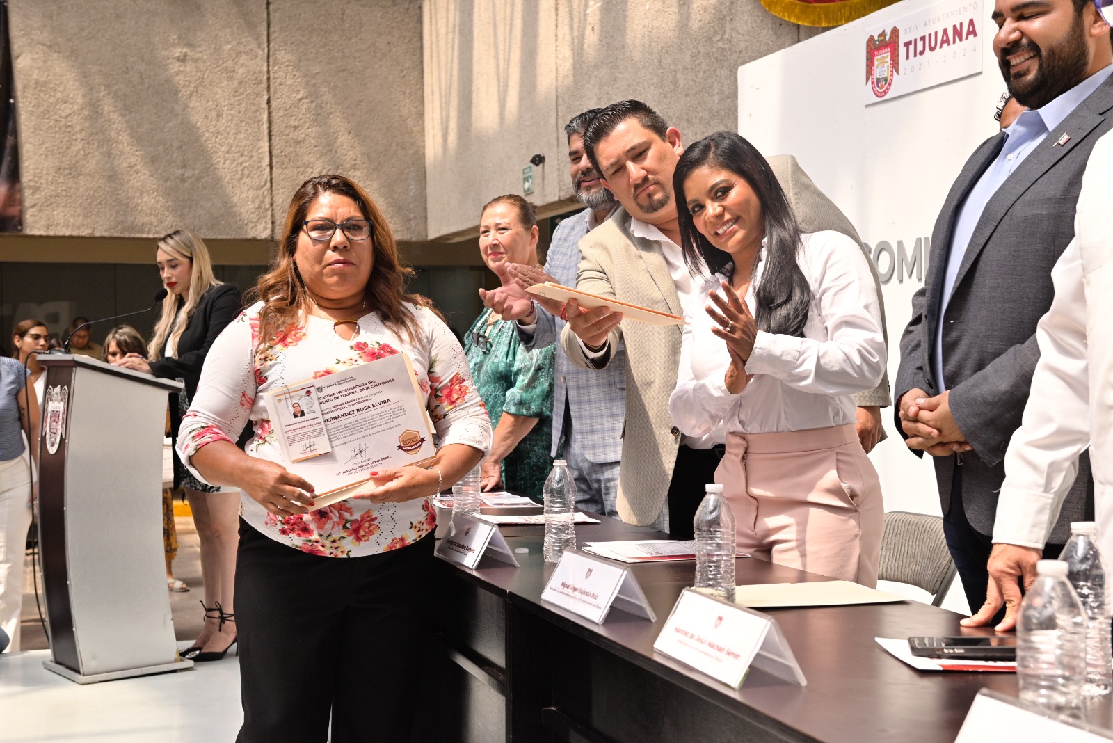 Alcaldesa Montserrat Caballero tomó protesta a comisarios sociales honorarios