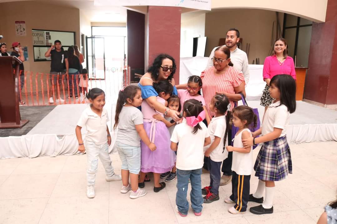 Entrega Araceli Brown 300 vales de uniforme para estudiantes de preescolar y primaria